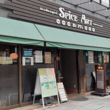 落ち着いた色合いの外観。内部はカウンター席、テーブル席有り。