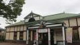 レトロな建物が多くある通りです