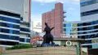 高い位置に、大きく太い尻尾を跳ね上げたゴジラ全体を見ることが出来ます