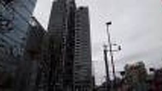 山手通りと青梅通りの交差点に堂々とそびえ立っています