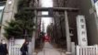 大繁華街新宿の神社