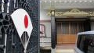 入口の扉に扇型の日の丸が付けられていたのが気になりました