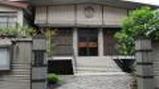 本堂階段下は人工の池