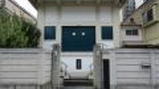 頑丈そうな青い色の扉が目立つお寺です