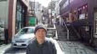 小さな広場が石段街沿いにある