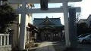 石の鳥居と拝殿だけというシンプルな造り