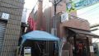 突然住民が現れる、階段上にある神社