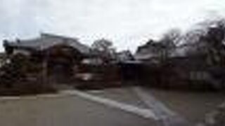 手入れが行き届いた和風建築と庭