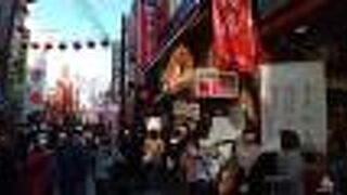 多くの店舗がひしめきあっていて、活気