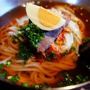 出汁は奥深く、麺は少し太めの冷麺