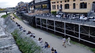 千年前も、四条大橋付近の川辺には人が佇んでいたのでしょうか