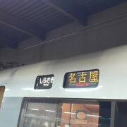 ４連休初日の午後の米原・名古屋行きの列車であるにも関わらず・・・