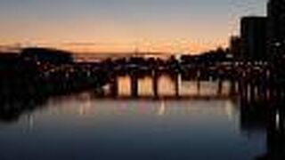 夕闇迫る空に殿橋は映えていました