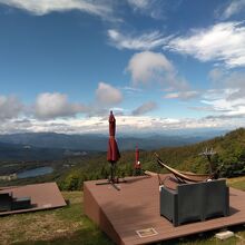 強風でパラソルは閉じられていました。