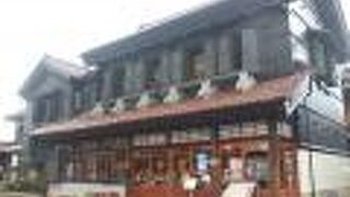 野口英世青春通りにある存在感のある建物です