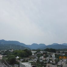 ビルの屋上から臨む箱根の山々（二子山・金時山）