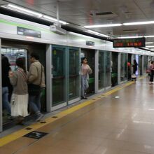 地下鉄海雲台駅で２号線に乗り込みます～写真ぶれぶれ