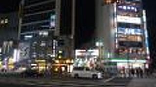 ネオンがきれいで、多くののん兵衛たちで賑わいます。