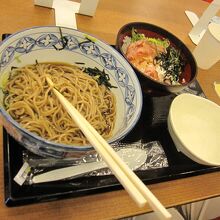 「ながらうどん」のミニまぐろ丼と麺セット