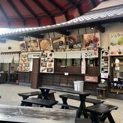 小国神社の鳥居の横にあります。