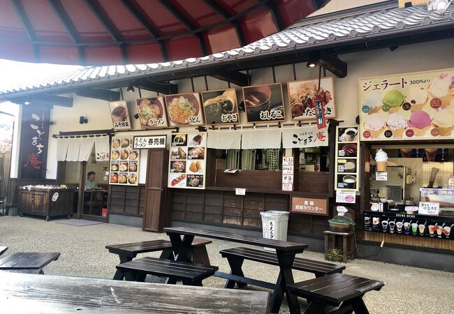 小国神社の鳥居の横にあります。