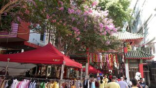 ディクソン・ストリートに中国式のゲートが有ります