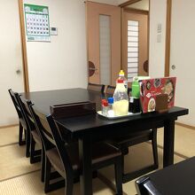 二階席は畳にテーブル
