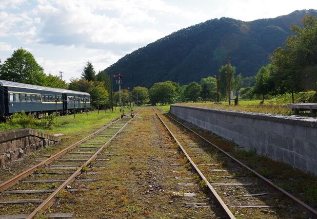 規模も大きく良く保存された廃線・廃駅跡