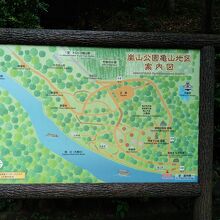 亀山地区の案内図が公園におかれている。