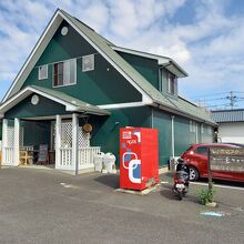 旧国道４号線からちょっと西側に入った所にあります。