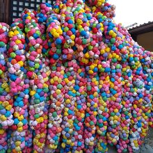 カラフルな「くくり猿」