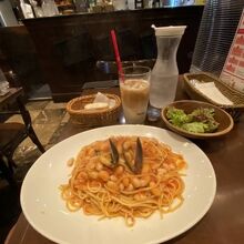 ツナ、白インゲン、ムール貝のトマトクリームスパゲッティ