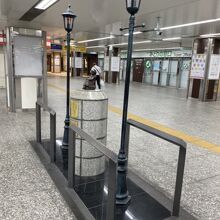 赤い靴を履いた女の子像