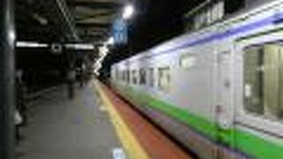 立派な新幹線駅に到着する１両の気動車！