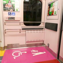 この山手線車内の優先スパースの床のデザインに注目！