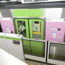 田町駅到着！黄緑塗装のドア付近をゆっくり見てみる！