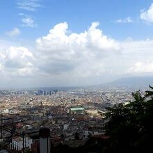 ナポリ市街地とヴェスヴィオ火山