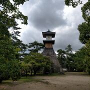 160年前に建てられた瀬戸内海を航海する船からこんぴらさんを拝む目印の灯台の役割の高灯籠