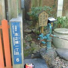 境内の片隅に青いポンプがあり水が出る「弁慶鏡ヶ井戸」がある