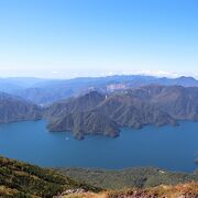 男体山の山頂から眺める中禅寺湖は、予想以上の碧！の世界