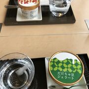 小さなカフェスペースがあり、ドリンクやカップジェラートがいただけます