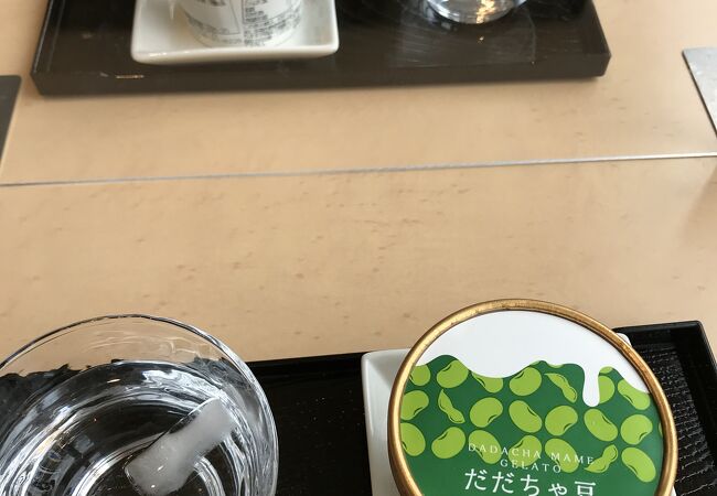 小さなカフェスペースがあり、ドリンクやカップジェラートがいただけます