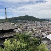 広島・尾道市にある曹洞宗の寺院！千光寺に行く途中で三重塔を見下ろす
