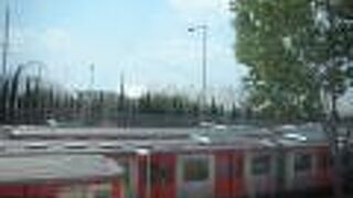 空港から市内中心部に行くには乗り換えが必要でした。