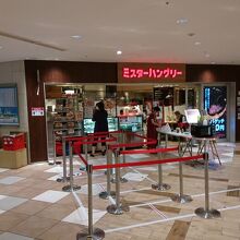 店の前の行列柵に注目