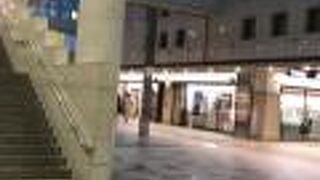 東西長い地下街