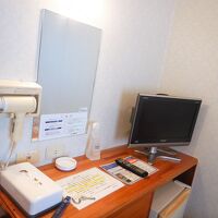 テレビの下に、小さい冷蔵庫あります…