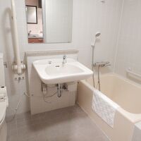 浴槽・洗面台・トイレが広い浴室に配置されています…