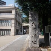 飲食街の中にある神社です。