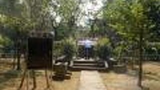 赤坂氷川神社の境内にあります。